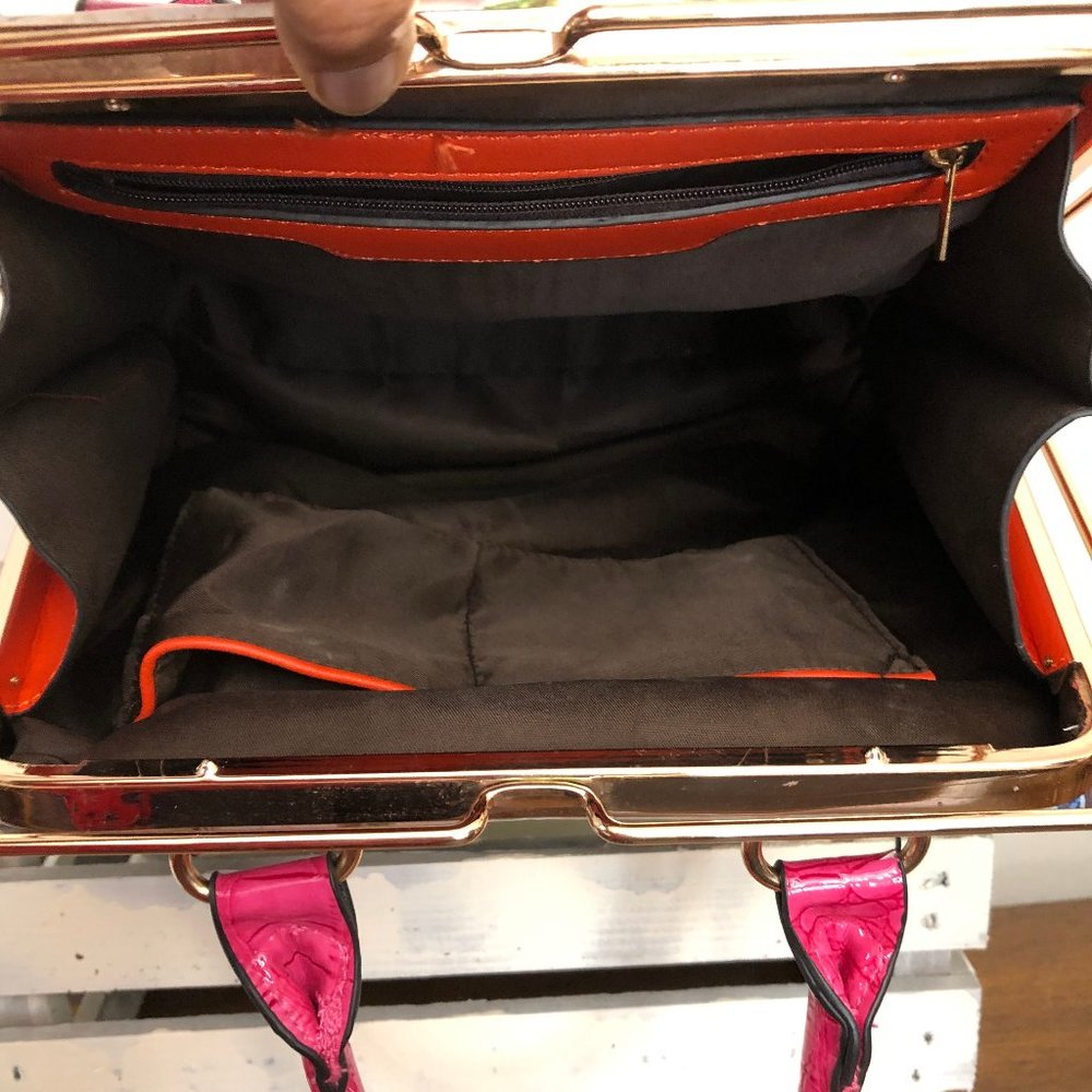 Unique Statement "Style" Handbag - Picture 9 of 9